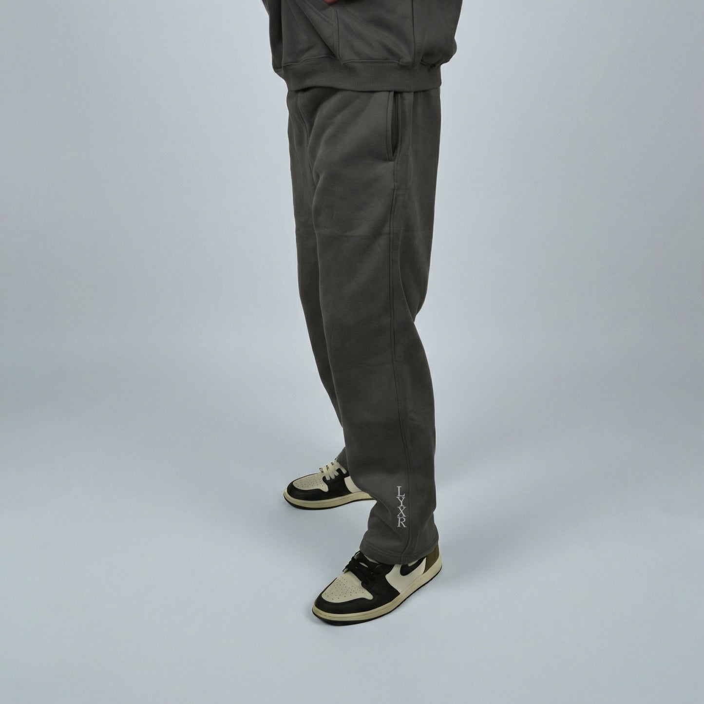 DELUSIONAL DREAMS sweatpants